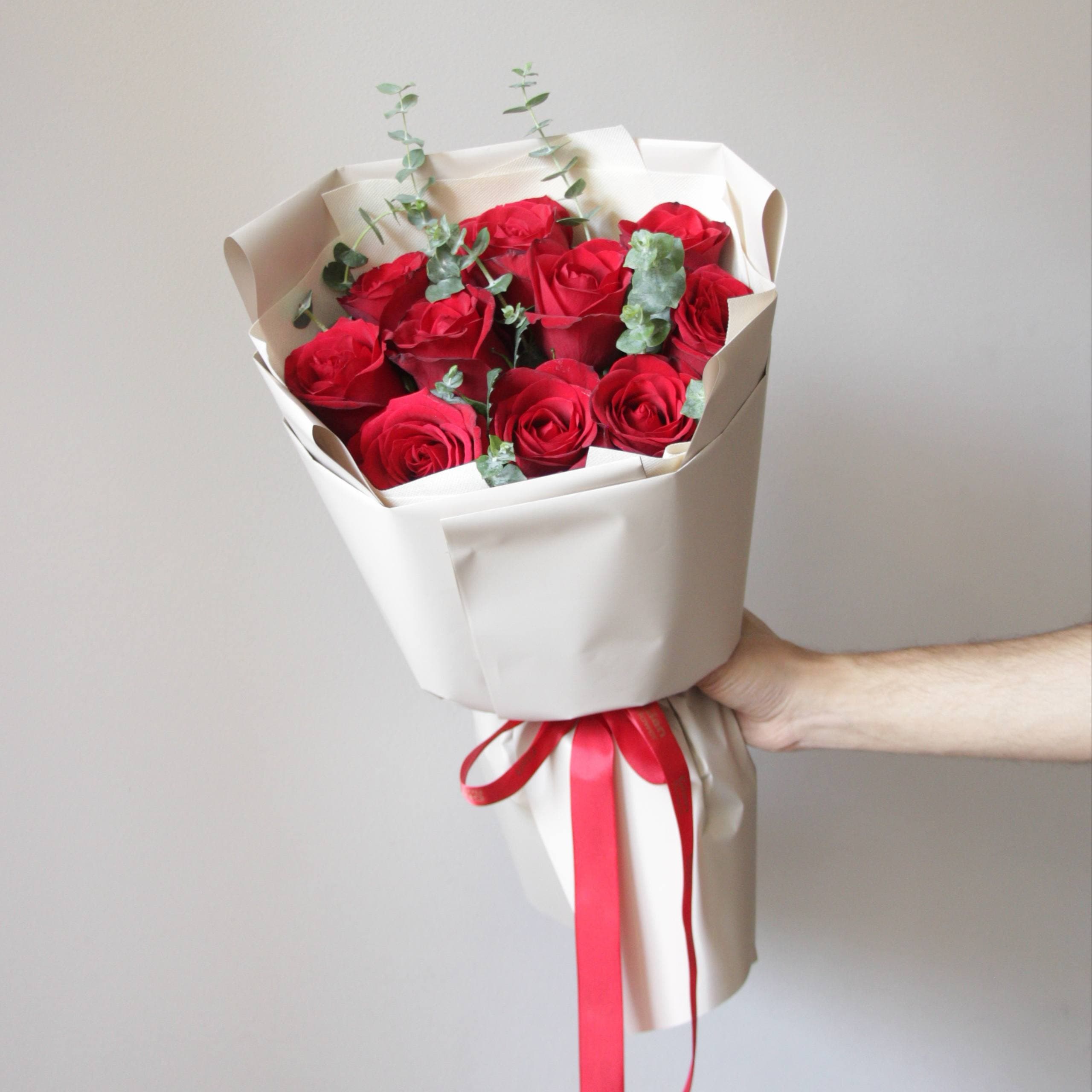 دسته گل رز قرمز مدل آکام