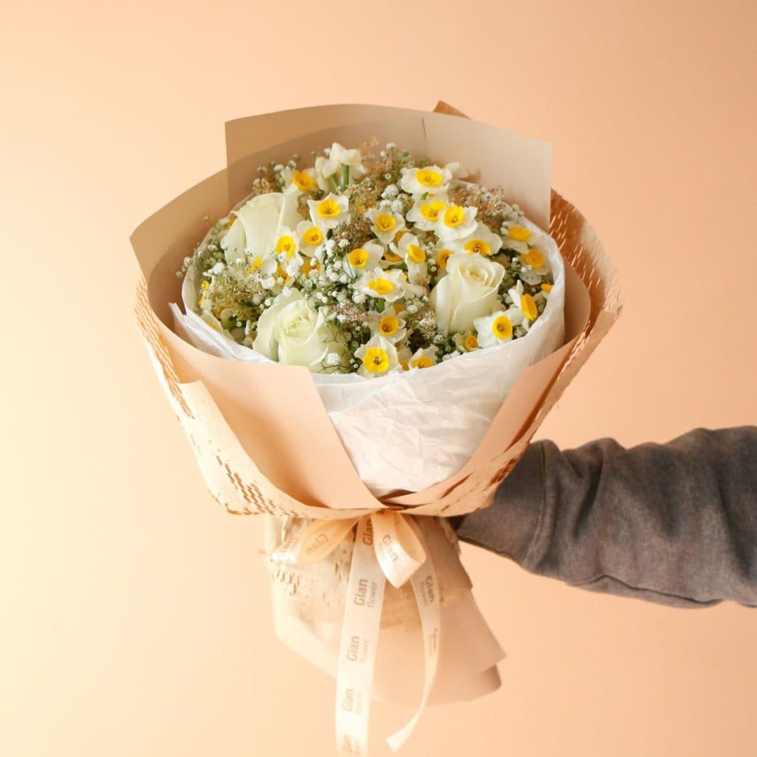 دسته گل نرگس و رز سفید مدل بریار
