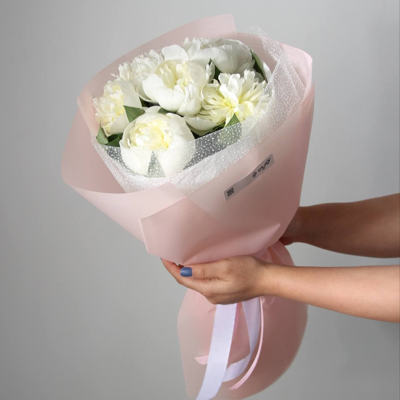دسته گل پیونی سفید مینیمال — تصویر 1