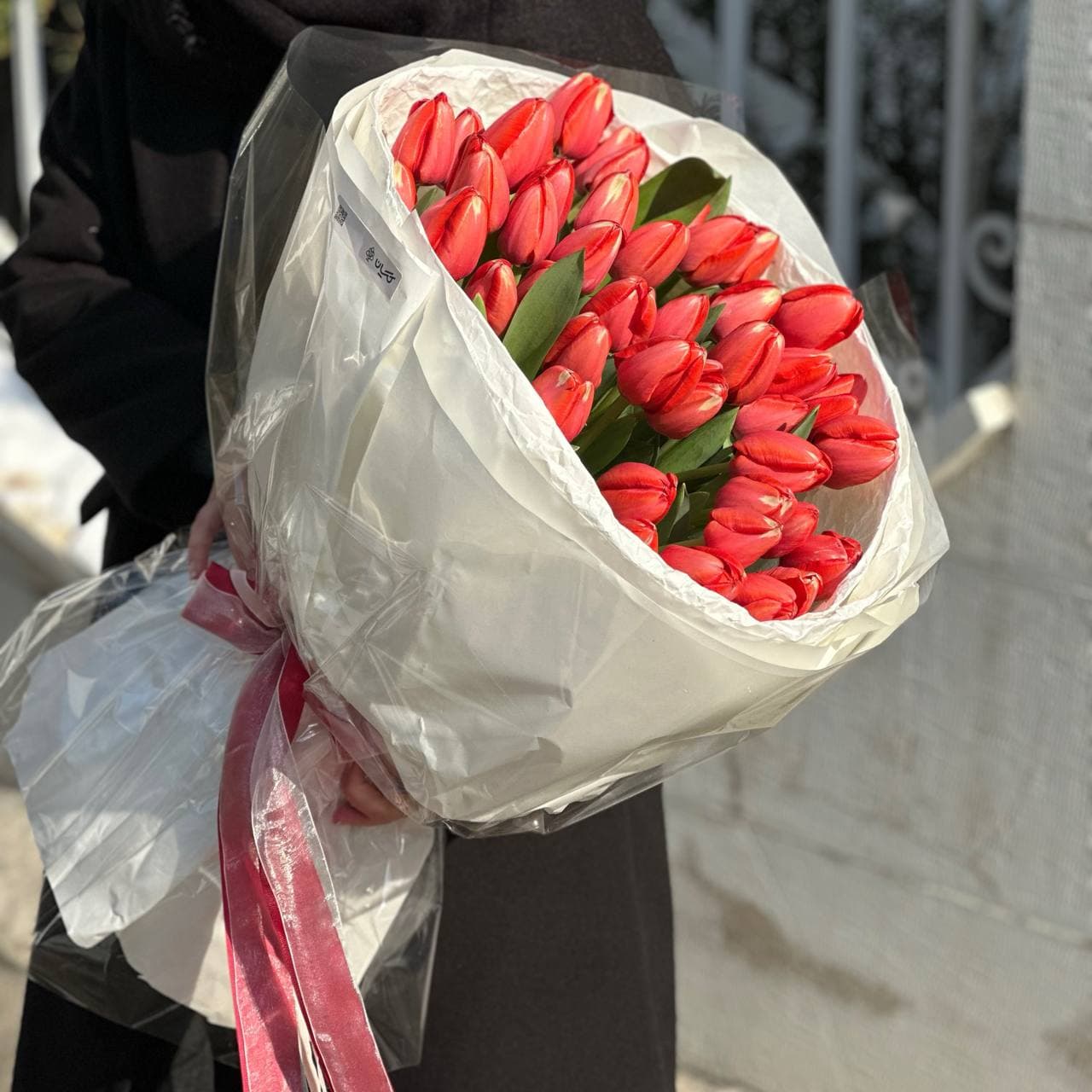 دسته گل بزرگ لاله قرمز — تصویر 2