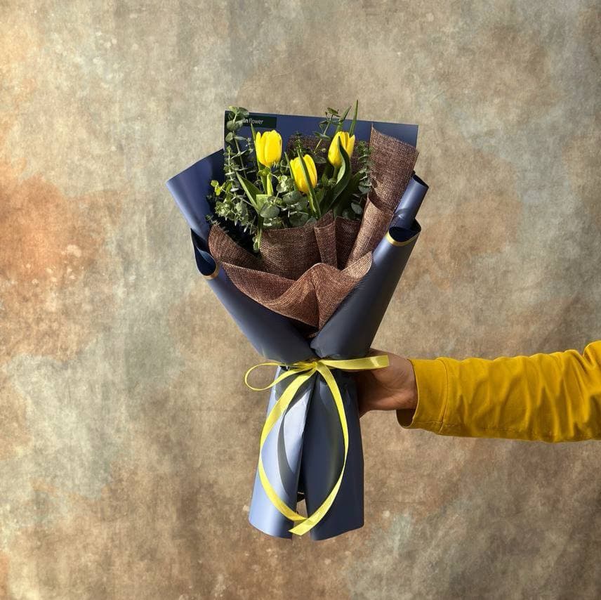 دسته گل مینیمال لاله زرد — تصویر 1