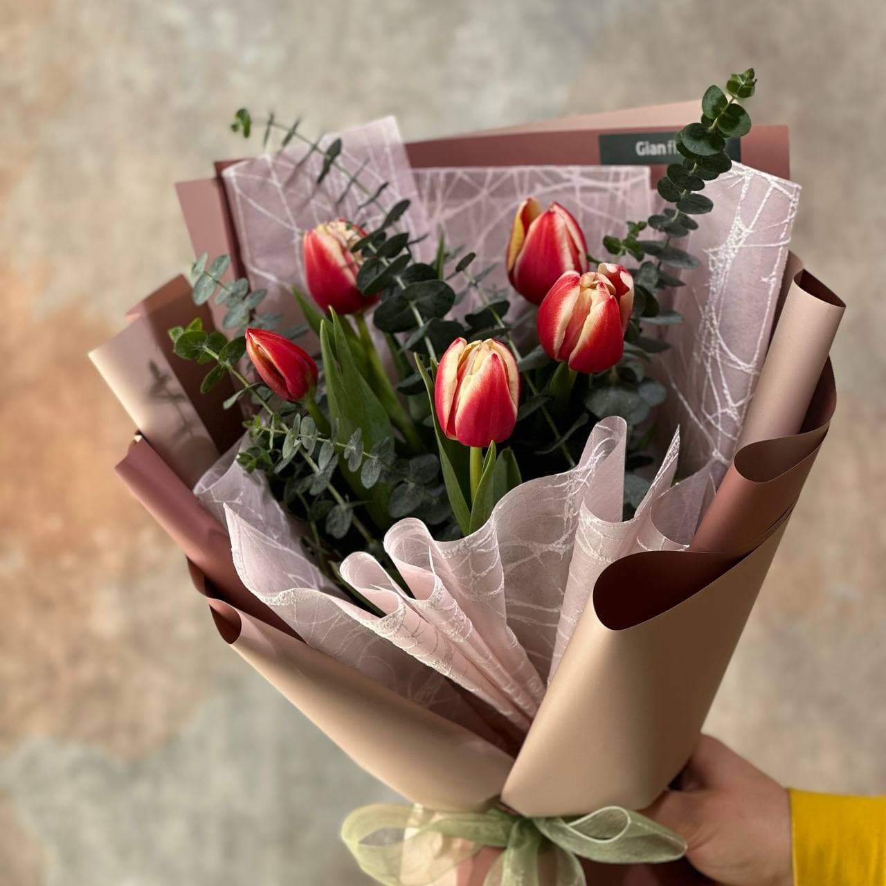 دسته گل مینیمال لاله قرمز — تصویر 3