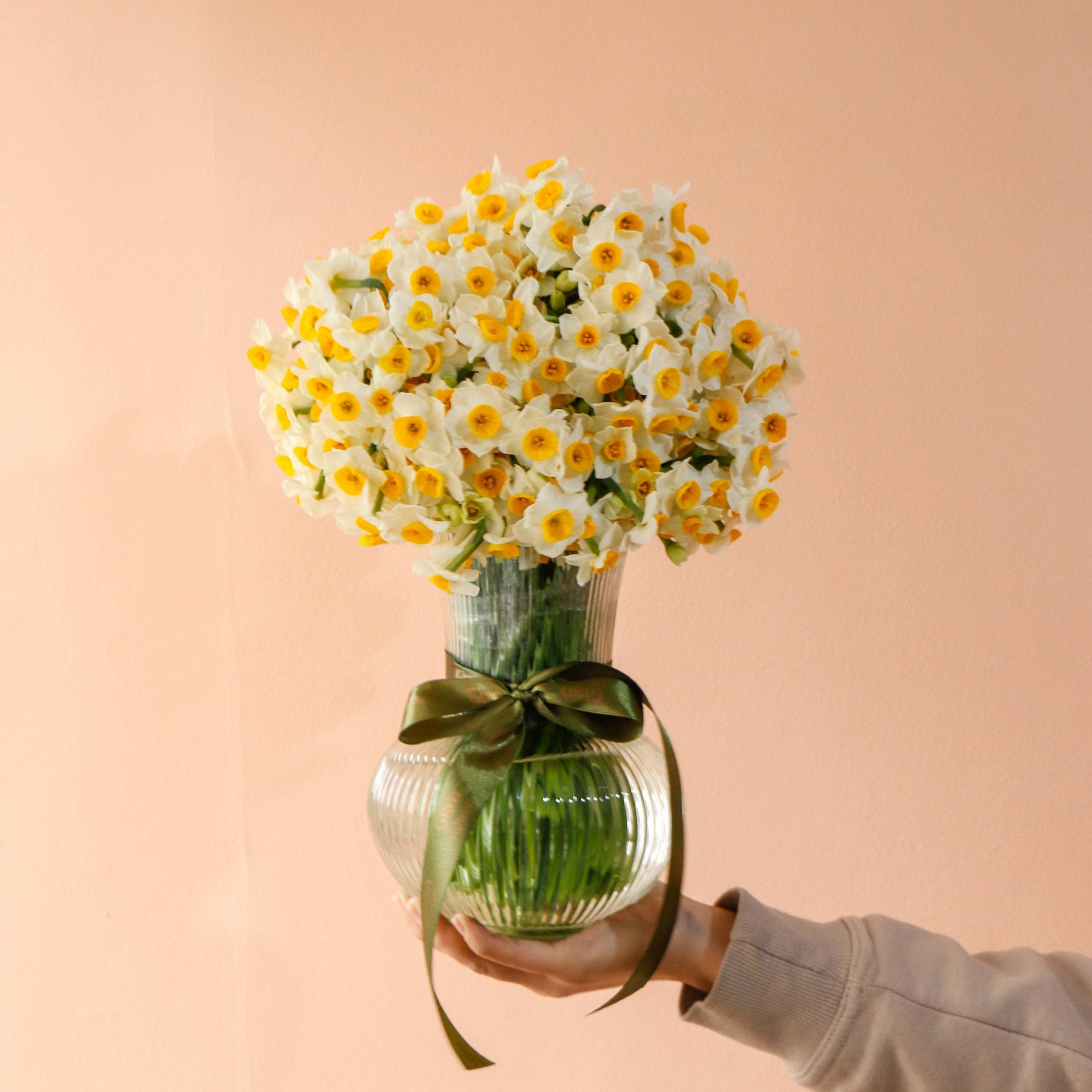 گلدان شیشه ای نرگس ۱۰۰ شاخه