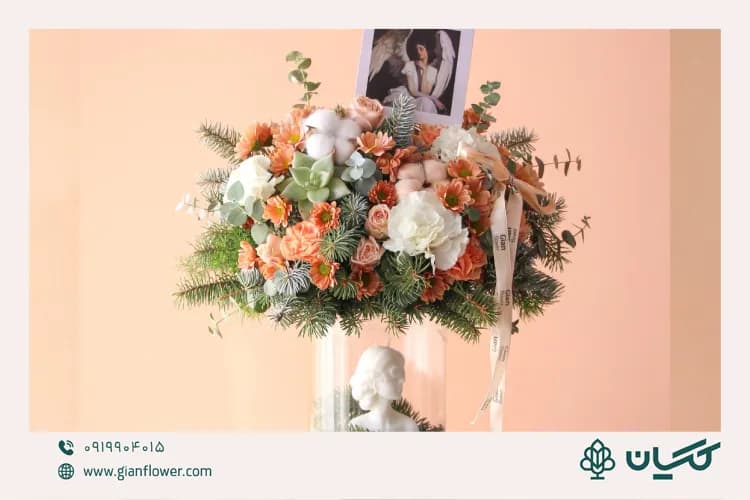 ترکیب گل با هدیه کوچک برای روز مادر