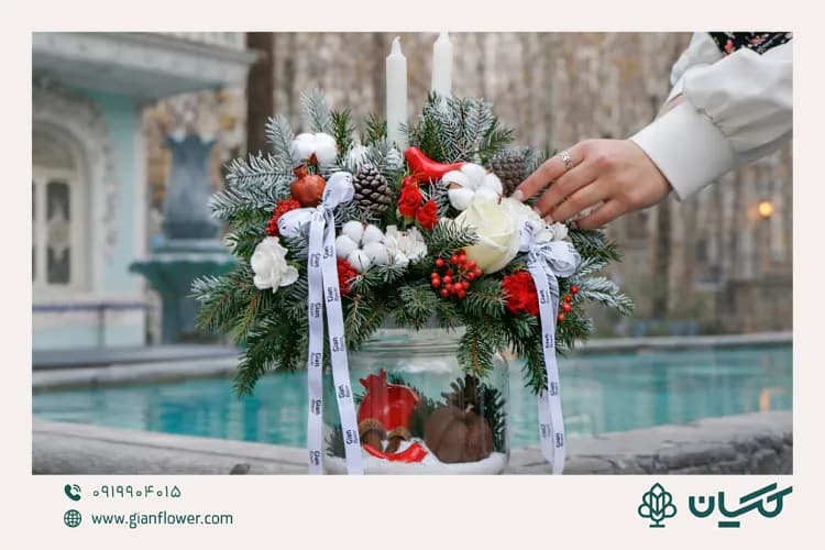 گلدان گل و شمع قرمز برای شب یلدا